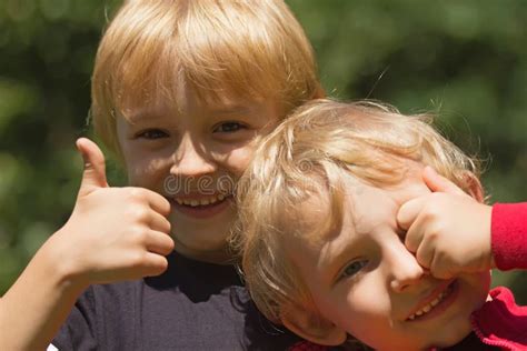 Twee Blonde Jongens Stock Foto Image Of Pret Sluit 28734372