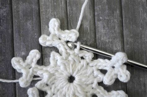 The Easiest Crochet Snowflake Pattern 10 Minute Snowflake Yarnandy