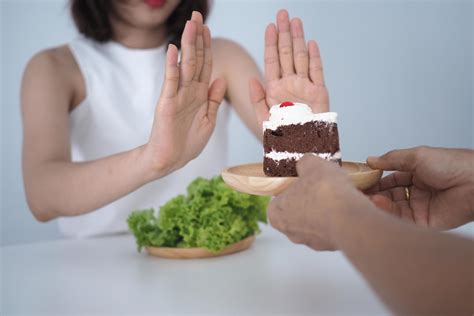 l une des filles de la santé a utilisé sa main pour pousser une