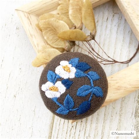 『椿の花の刺繍ブローチ（ダークブラウン）』和風・和モダンなボタニカルデザイン・植物シリーズ ブローチ Nunomushi 通販｜creema