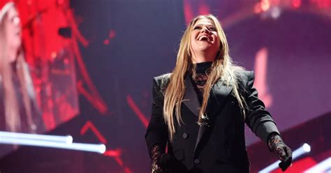 Kelly Clarkson Yells My Boob S Showing And Bolts Off Stage In Wardrobe Malfunction Daily Star