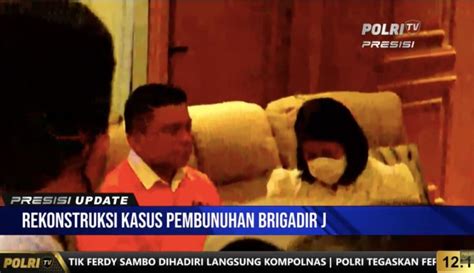 Ekspresi Putri Candrawathi Lebih Banyak Menunduk Saat Bersama Ferdy