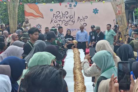 Ada Roti Terpanjang Di Lumajang Dalam Festival Kampung Roti Desa