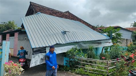 Diterjang Puting Beliung Belasan Rumah Di Banyuwangi Rusak