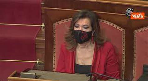 Il Grido Delle Donne Al Senato Molte Mascherine Rosse Per Dire Stop