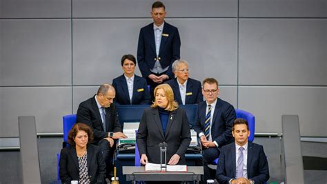 Deutscher Bundestag Bundestag Gedenkt Der Unschuldigen Opfer Seit Dem