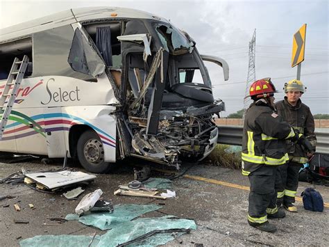 Autob S Futura Se Impacta Contra Tr Iler En La M Xico Quer Taro