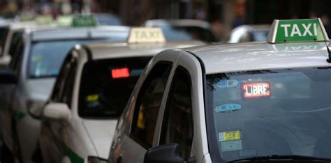 Un taxista de La Plata encontró una billetera llena de dinero y se la