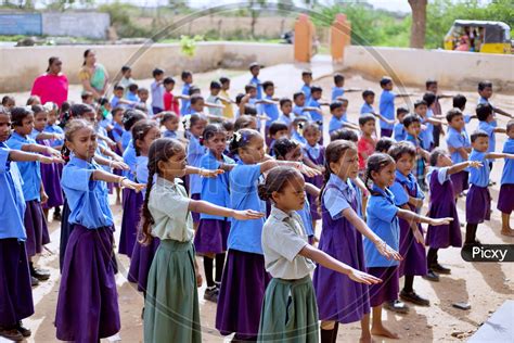 Image Of School Students Making Their Pledge No565847 Picxy