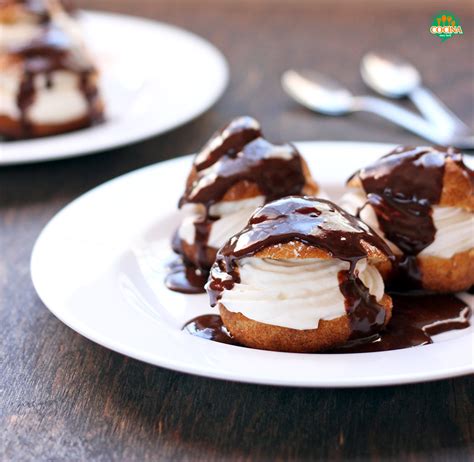 Profiteroles Con Crema Chantilly Y Salsa De Chocolate Receta Cocina