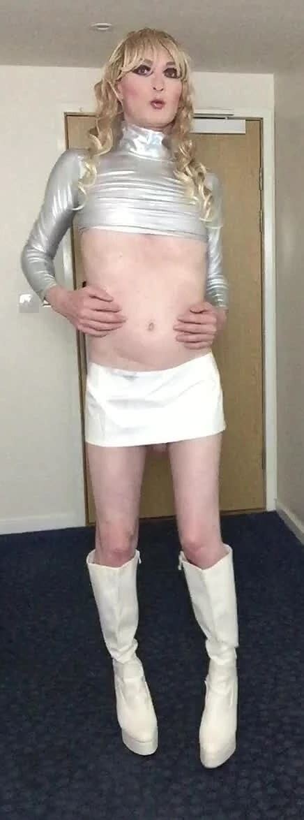 Sissy Sandra Poses In Silver 35 Nude Pics XHamster