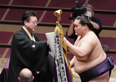 大相撲7月場所で優勝を果たし、師匠の伊勢ケ浜親方｜【大相撲徳俵】負傷、病気深刻 写真13｜産経ニュース