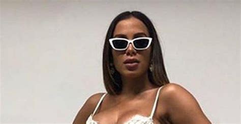 Anitta abusa da sensualidade look decotado e curtinho na Copa América