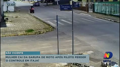 Mulher cai da garupa de moto após piloto perder controle em Itajaí