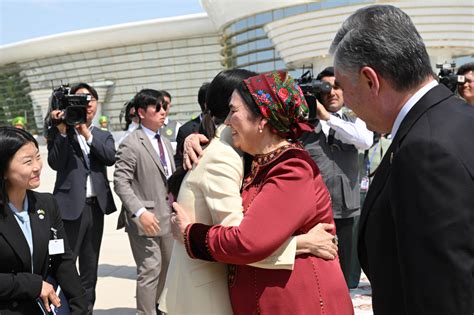 尹대통령 부부 투르크 ‘국견 선물에 최고지도자 배웅도 받았다 尹 중앙아시아 순방 헤럴드경제