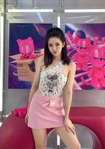 Bị chụp lén nhan sắc hot girl Tú Linh ra sao