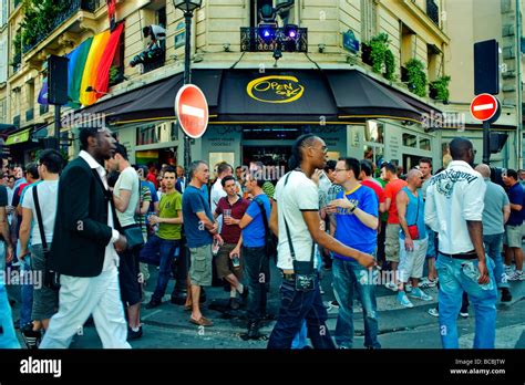 Groupe D Hommes Buvant Dans Un Bar Gay Fran Ais Banque De Photographies Et Dimages Haute