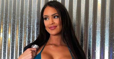 World S Sexiest Tennis Influencer Wears Super Bowl Themed Bras As