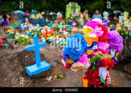 Las Tumbas Decoradas Con Flores De Colores Papel Y Reales Se Observan