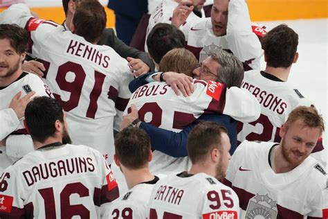 Latvijas hokejisti triumfāli izcīna bronzas medaļas pasaules čempionātā