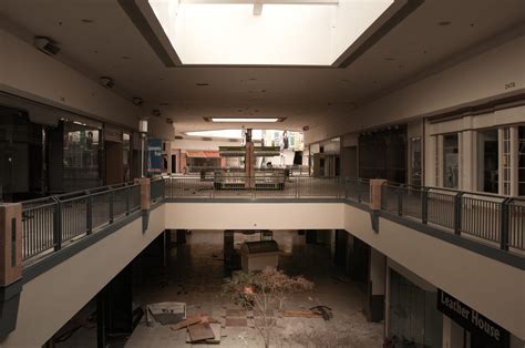 Photos inside Chicago's abandoned mall - Business Insider