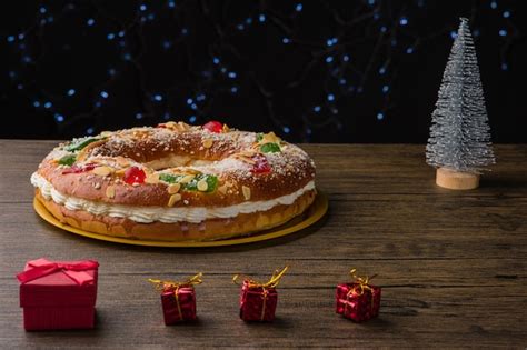 Roscon De Reyes Es El T Pico Pastel De Panader A Navide A Espa Ola Para