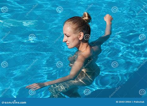 Sch Ne Junge Nackte Frau Im Swimmingpool Stockfoto Bild Von Sch N