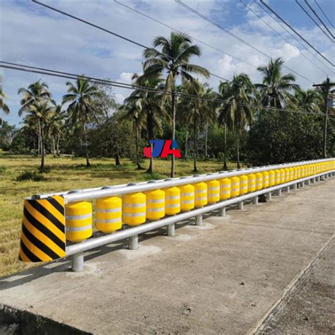 Two Roller Safety Traffic Guardrail Eva Pu Double Roller Barrier Used