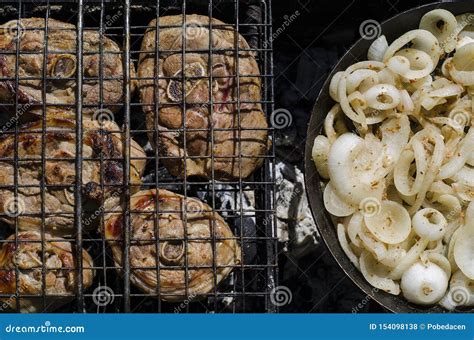 Barbacoa Pedazos De Carne Del Pollo En La Parrilla Sobre Los Carbones