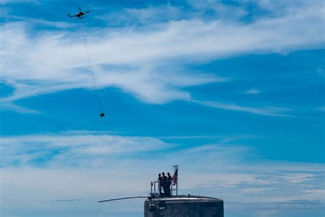 L US Navy teste le ravitaillement de sous marins par drone Spécial