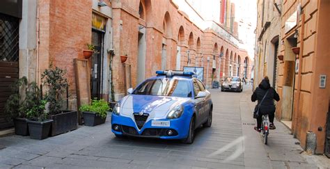 Lite Tra Vicini Di Casa La Polizia Interviene E Porta Via Anche Una