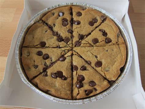 Review Pizza Hut Ultimate Hersheys Chocolate Chip Cookie