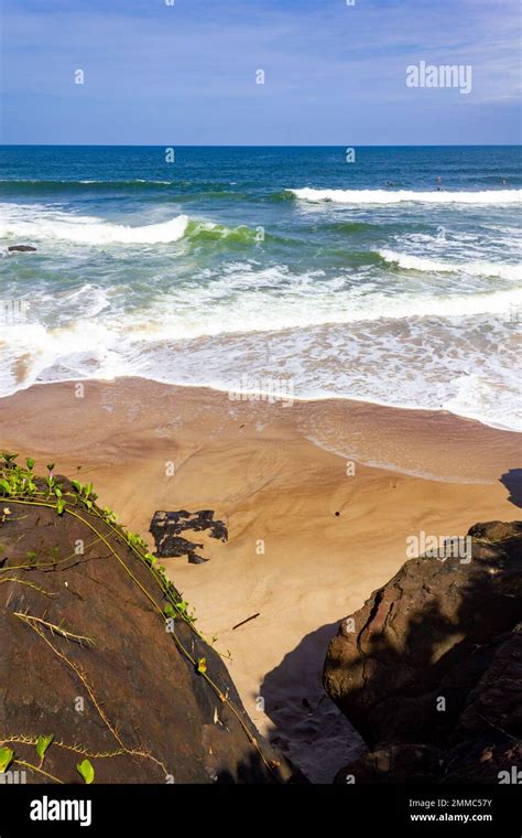 Rocas olas arena y vegetación en Praia do Resende Itacare Bahía