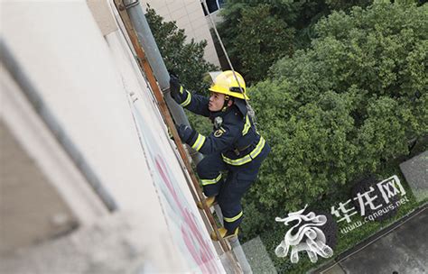 挂钩梯上楼、徒手爬绳上楼来看这群新老消防员线上比拼技能