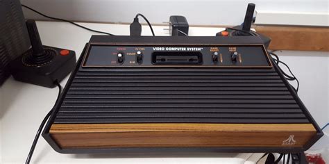 Atari 2600 Clássico Frente De Madeira 2 Controles Jogos R 990 00