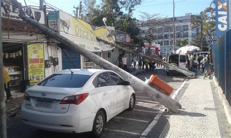 Dois Postes Tombam Ap S Fio Solto Ficar Preso Em Caminh O Em Cabo Frio