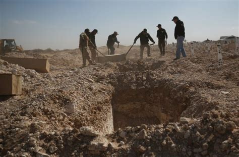 Autoridades sepultan a 67 cadáveres no identificados en mexicana Ciudad