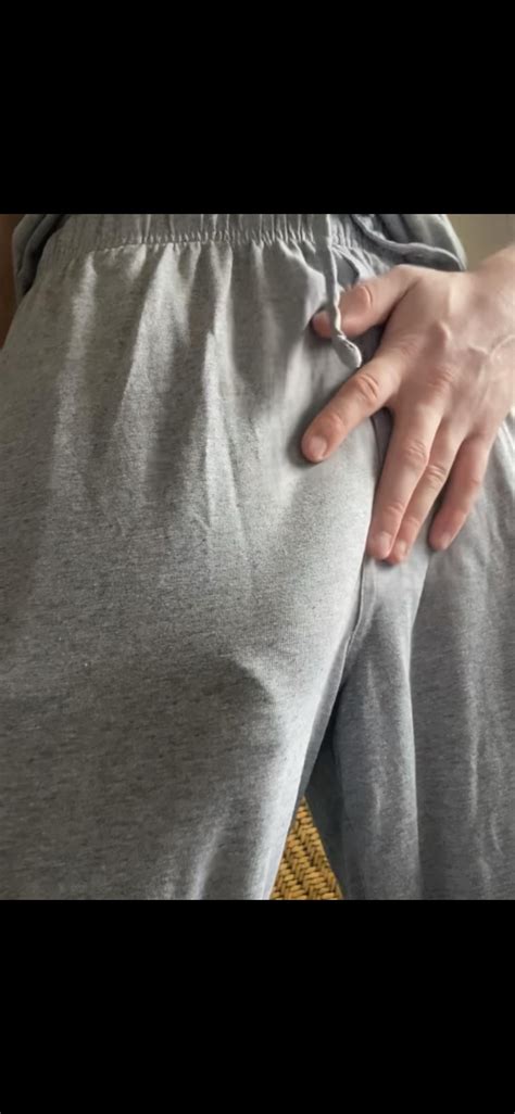 R Graysweatpants Bulges Or Cocks Sticking Out Of Grey Sweatpants 🥵👖