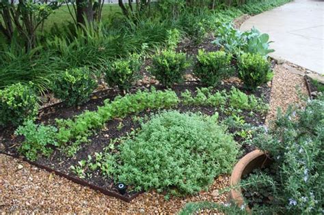 Garden In A Triangle Shape Looks Great Landscaping Ideas