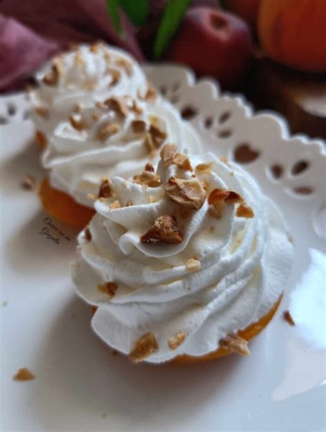 PESCHE SCIROPPATE CON PANNA E GRANELLA DI NOCCIOLE DOLCI