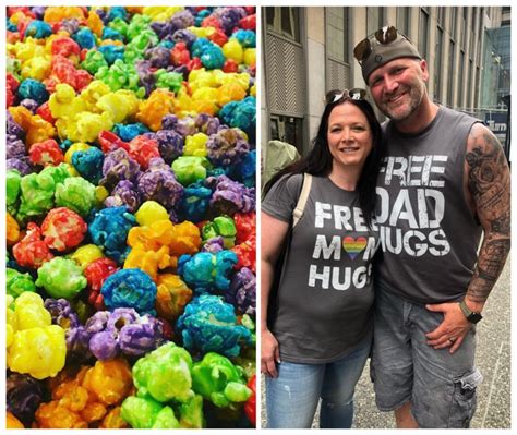 Pride papà scende in strada per abbracciare i ragazzi cacciati dalle famiglie perché gay FOTO