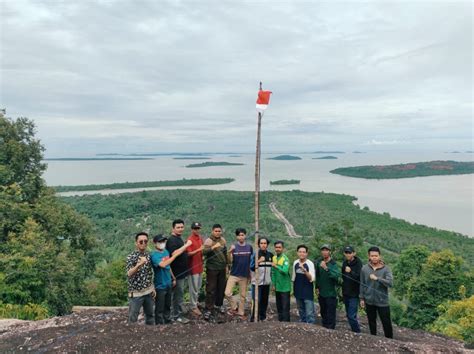 Hut Ri Ke 76 Gplpd Kibarkan Bendera Merah Putih Di Puncak Bukit Mandilang Lihat Kepri