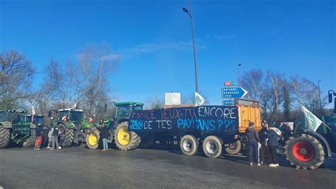 Colère des agriculteurs les entrées et sorties de l A64 bloquées au