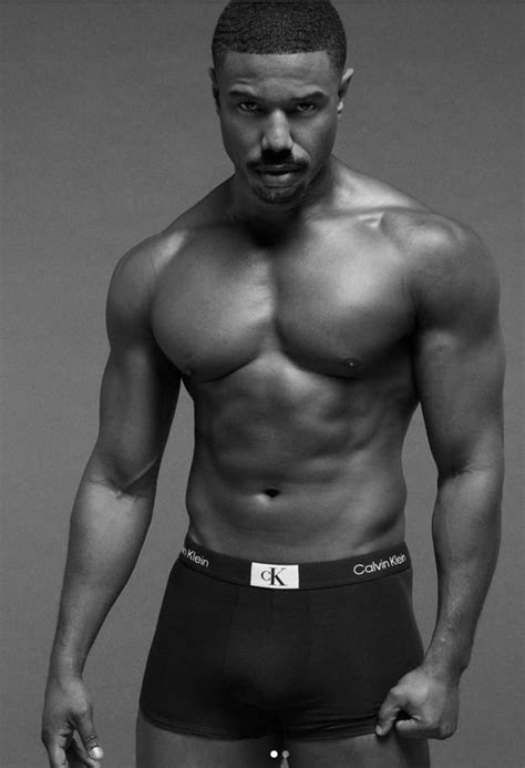 Fisico scultoreo e foto in bianco e nero così Michael B Jordan nella