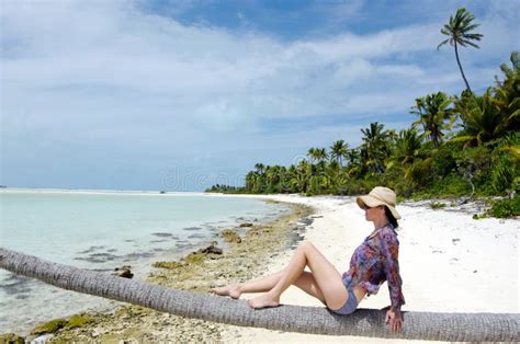 Jeune Sexy Femme D Tendant Sur L Le Tropicale Abandonn E Image Stock