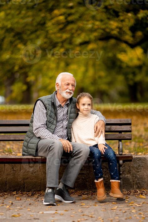 Grand P Re Passe Du Temps Avec Sa Petite Fille Sur Un Banc Dans Le Parc