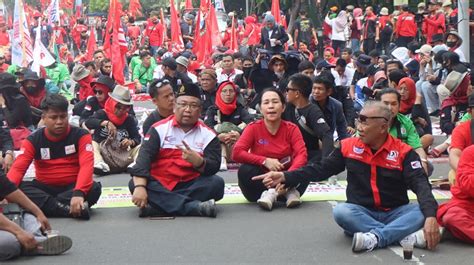 KSBSI Gelar Demo Peringati May Day 2023 Ini 7 Tuntutannya