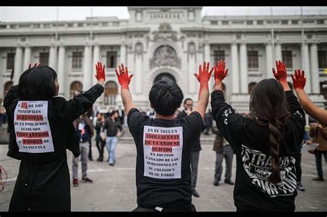 Mes del orgullo gay la comunidad LGBTI de Perú realizó un plantón frente al Congreso de su país