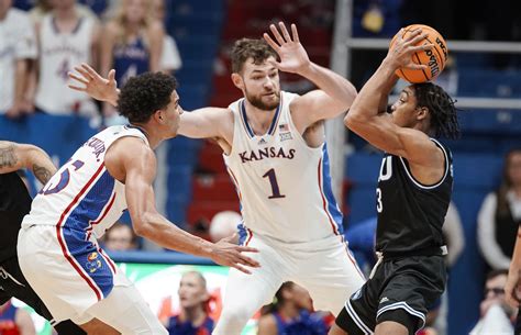 KU men’s basketball survives EIU’s furious upset bid, wins 71-63 | News