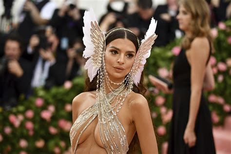 Emily Ratajkowski Zieht Bei Oscars Aftershow Party Gleich Doppelt Blank